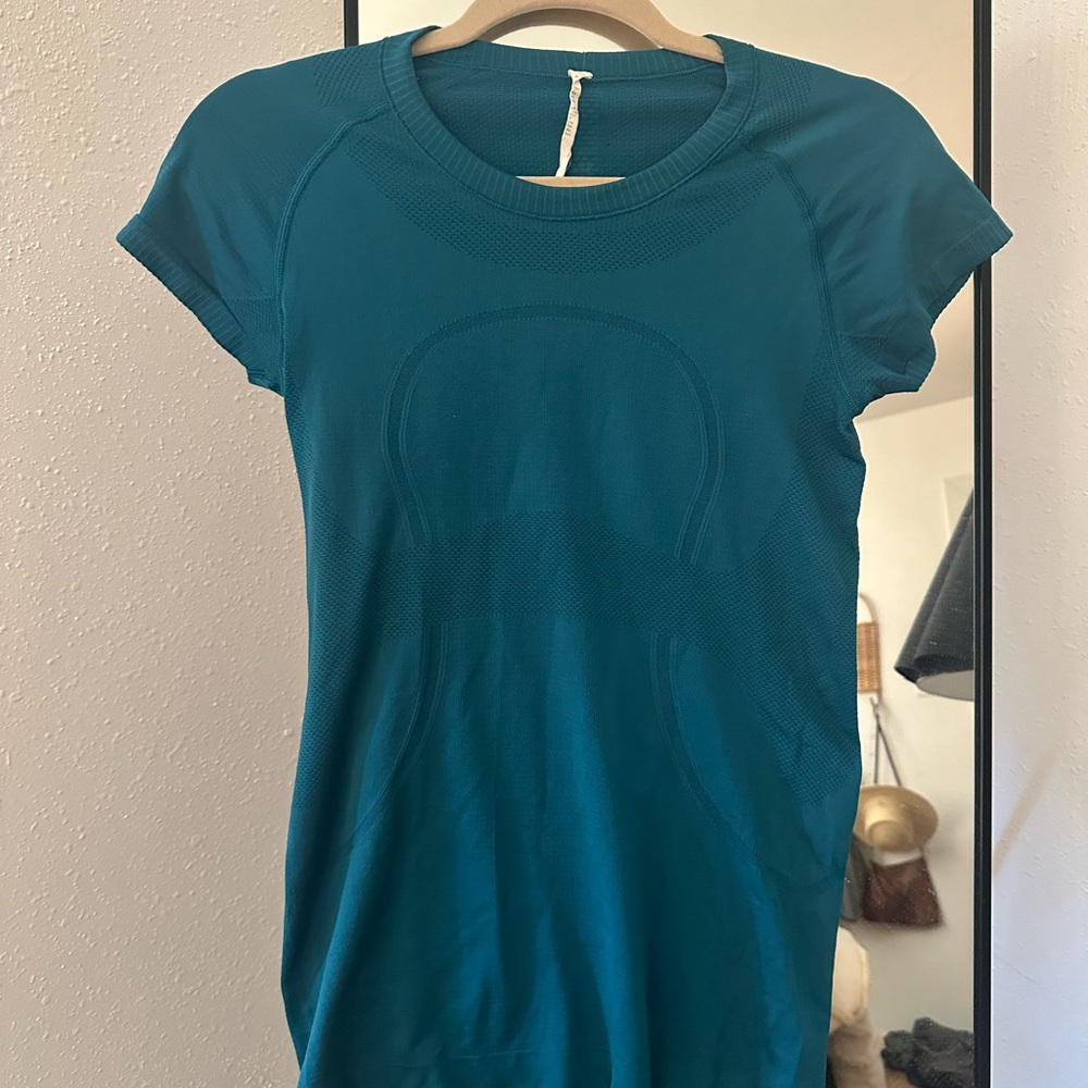 Lululemon teal Swiftly Tech Shirt - size 6